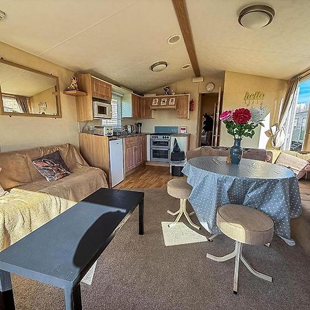 Lovely 6 Berth Caravan At Naze Marine Holiday Park In Essex Ref 17003C Walton-on-the-Naze Dış mekan fotoğraf