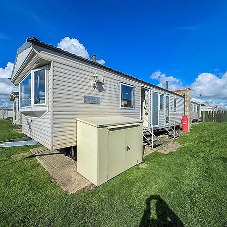 Lovely 6 Berth Caravan At Naze Marine Holiday Park In Essex Ref 17003C Walton-on-the-Naze Dış mekan fotoğraf