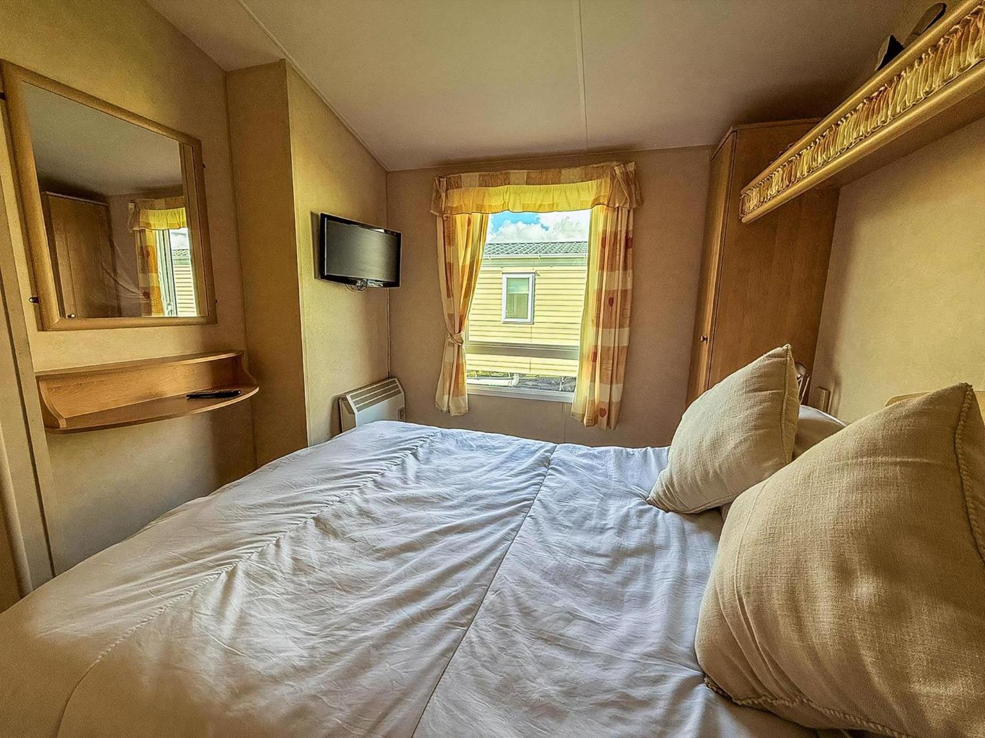 Lovely 6 Berth Caravan At Naze Marine Holiday Park In Essex Ref 17003C Walton-on-the-Naze Dış mekan fotoğraf