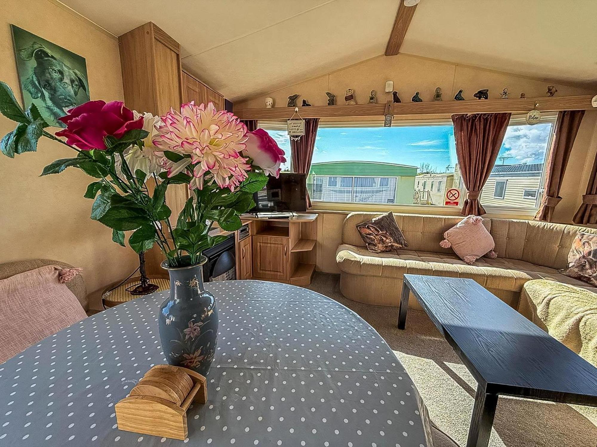 Lovely 6 Berth Caravan At Naze Marine Holiday Park In Essex Ref 17003C Walton-on-the-Naze Dış mekan fotoğraf