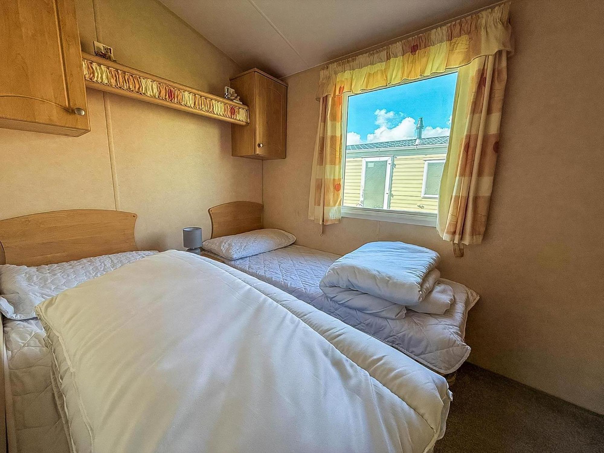 Lovely 6 Berth Caravan At Naze Marine Holiday Park In Essex Ref 17003C Walton-on-the-Naze Dış mekan fotoğraf
