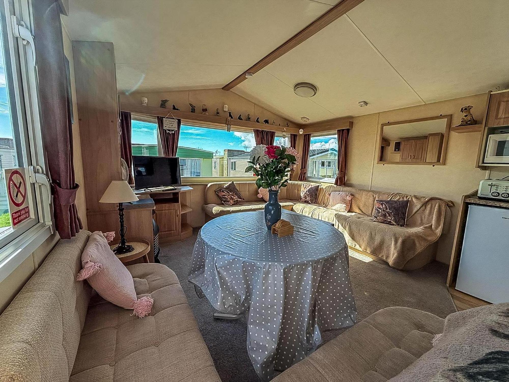 Lovely 6 Berth Caravan At Naze Marine Holiday Park In Essex Ref 17003C Walton-on-the-Naze Dış mekan fotoğraf