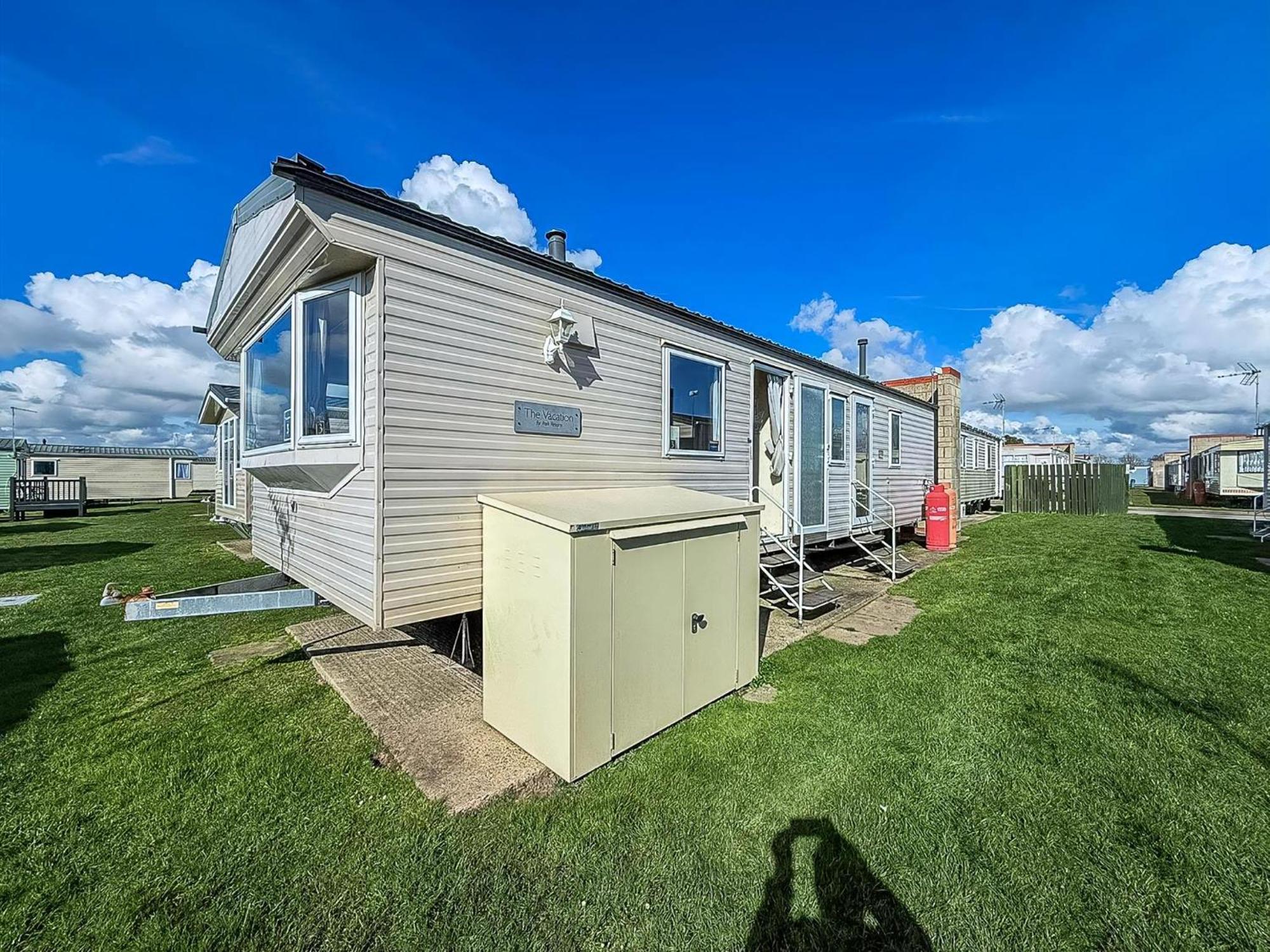 Lovely 6 Berth Caravan At Naze Marine Holiday Park In Essex Ref 17003C Walton-on-the-Naze Dış mekan fotoğraf